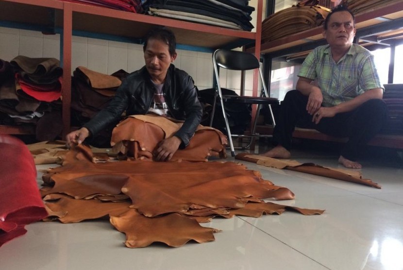 Berbagai produk kerajinan kulit di sentra insdustri kulit Sukaregang, Kelurahan Kota Wetan, Kecamatan Garut Kota, Kabupaten Garut, Jumat (5/7).