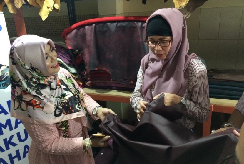 Berbagai produk kerajinan kulit di sentra insdustri kulit Sukaregang, Kelurahan Kota Wetan, Kecamatan Garut Kota, Kabupaten Garut, Jumat (5/7).