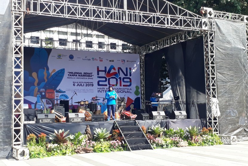 BNN dan Pemkot Bandung memberikan penghargaan kepada pegiat anti narkoba  dalam rangka peringatan Hari Anti Narkotika Internasional (HANI) 2019. 