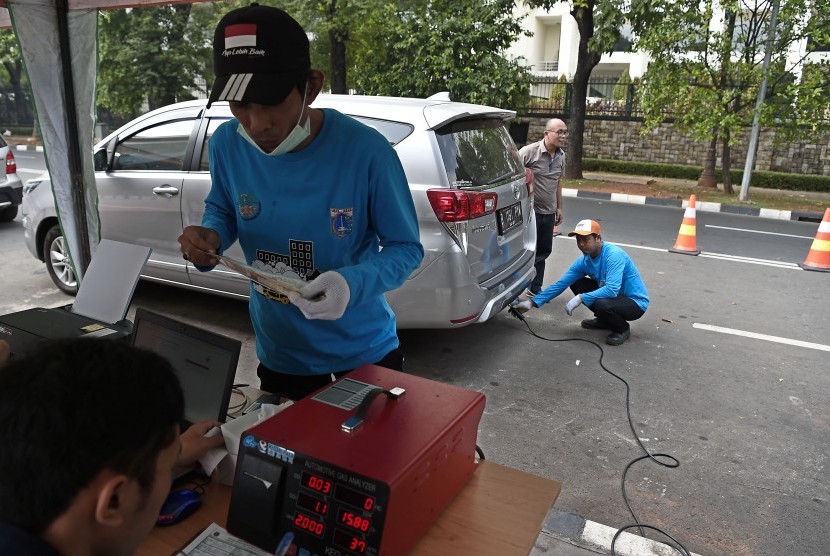 Petugas Sudin Lingkungan Hidup DKI Jakarta melakukan uji emisi kendaraan bermotor di kawasan Lapangan Banteng, Jakarta, Sabtu (6/7/2019). 