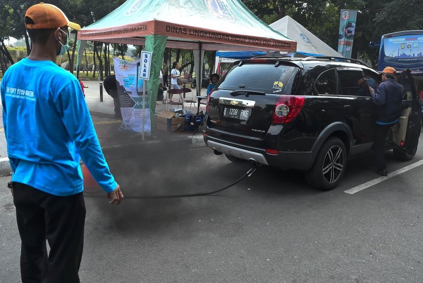 Petugas Sudin Lingkungan Hidup DKI Jakarta melakukan uji emisi kendaraan bermotor di kawasan Lapangan Banteng, Jakarta, Sabtu (6/7/2019). 