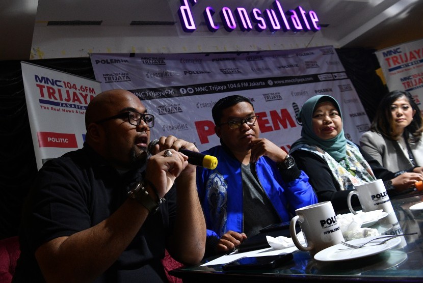 Politisi Perindo Ricky K Margono (kiri), analis politik Vokpol Center Pangi Syarwu Chaniago (kedua kiri), ekonom INDEF Enny Sri Hartati (kedua kanan) dan politisi Golkar Meutya Hafid menjadi narasumber diskusi Polemik di Jakarta, Sabtu (6/7/2019).