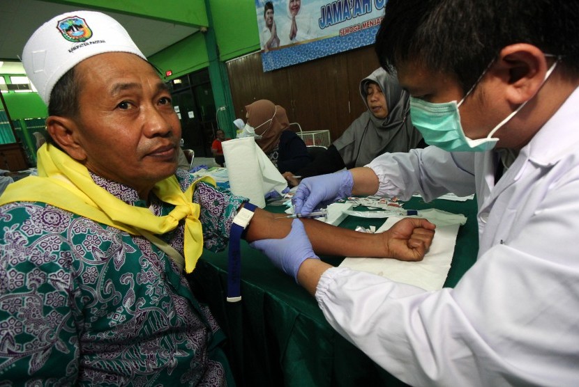 Kemenkes Minta Petugas Kesehatan Susun Kontingensi Penyelenggaraan Haji. Foto: Petugas kesehatan mengambil darah calon haji untuk dites, di Asrama Haji Embarkasi Surabaya, di Surabaya, Jawa Timur, Sabtu (6/7/2019). 