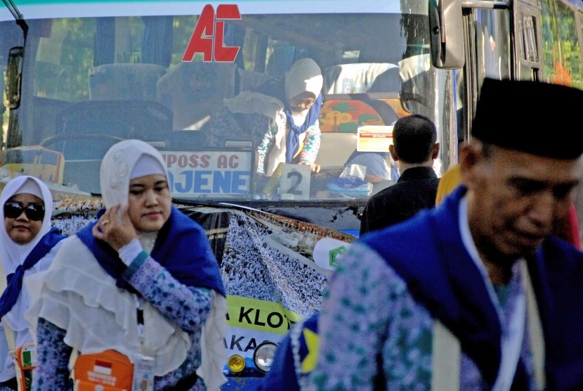 Calon jamaah haji turun dari bus saat tiba di Asrama Haji Sudiang, Makassar, Sulawesi Selatan, Sabtu (6/7/2019).