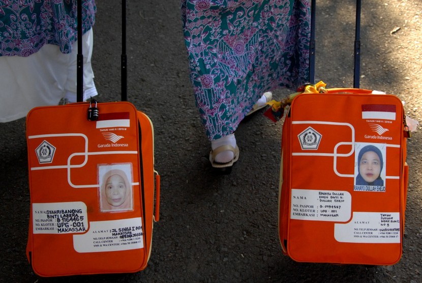 Calon jamaah haji membawa koper saat tiba di Asrama Haji Sudiang, Makassar, Sulawesi Selatan, Sabtu (6/7/2019).