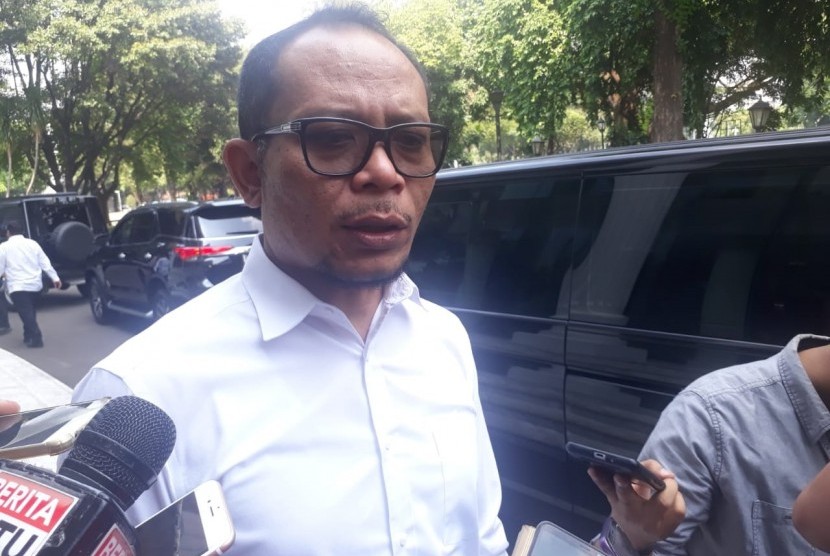 Menteri Tenaga Kerja Hanif Dhakiri usai menemui Wakil Presiden Jusuf Kalla di Kantor Wapres, Jakarta, Senin (8/7).
