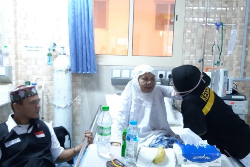 Jamaah haji mendapat penanganan medis di KKHI Madinah. Ahad (7/7).