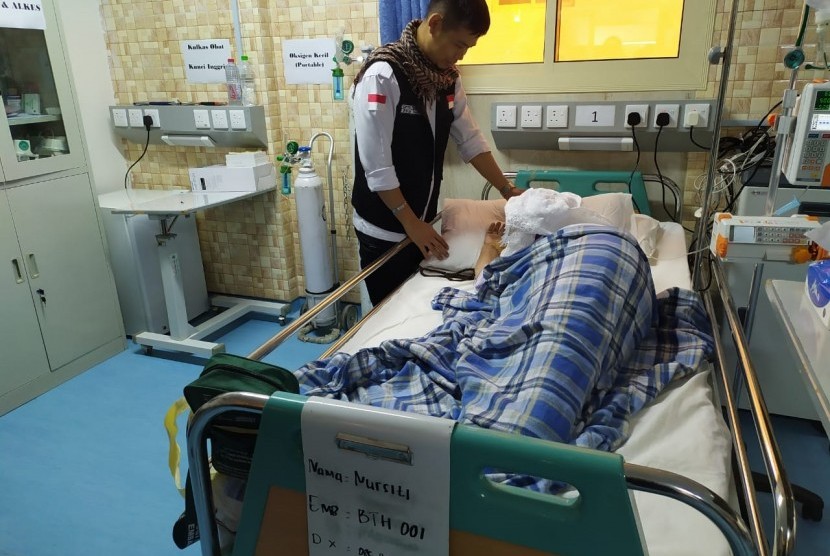 Salah seorang petugas Klinik Kesehatan Haji Indonesia (KKHI)  Madinah sedang menangani pasien atas nama Mursiti (71), jamaah asal Mandailing Natal (Madina) Embarkasi 001 Batam, Ahad (7/7) waktu Arab Saudi. Pasien ini mengalami demensia dan dehidrasi.