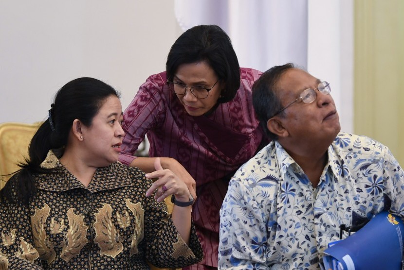 Menko PMK Puan Maharani (kiri) berbincang dengan Menteri Keuangan Sri Mulyani (tengah) disaksikan Menko Perekonomian Darmin Nasution sebelum mengikuti Sidang Kabinet Paripurna di Istana Bogor, Jawa Barat, Senin (8/7/2019).