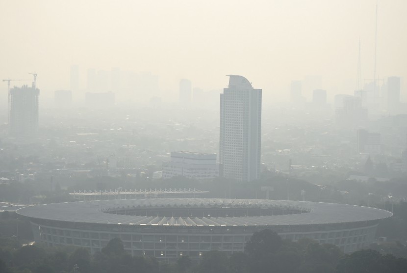 Gedung bertingkat tersamar kabut polusi udara di Jakarta, Senin (8/7/2019). 
