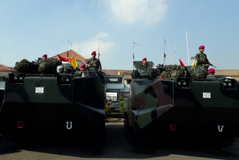 TNI Angkatan Laut melaksanakan Gelar Kesiapan Pasukan dalam rangka Manuvra Lapangan (Manlap) latihan tertinggi TNI AL Armada Jaya XXXVII Tahun 2019 di Dermaga Ujung Komando Armada (Koarmada) II Surabaya, Selasa (9/7). Apel yang digelar dipimpin langsung Kepala Staf Angkatan Laut (Kasal) Laksamana TNI Siwi Sukma Adji