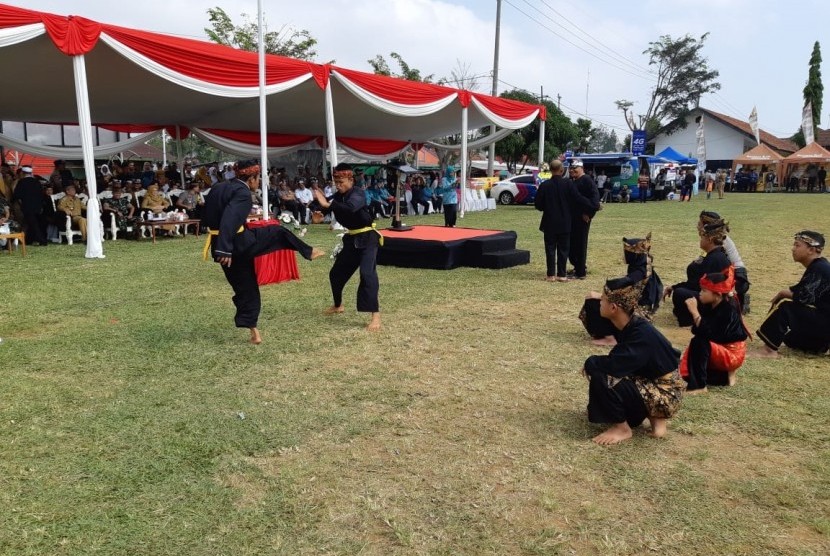 Pesilat dari Paguron Gelandang Setra, Kecamatan Bojong, Purwakarta, saat memeriahkan puncak hari Bhayangkara ke 73 yang diselenggarakan Polres Purwakarta, Senin (8/7).