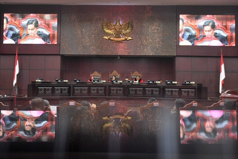 Ketua Mahkamah Konstitusi (MK) Anwar Usman (tengah) memimpin sidang perdana perselisihan hasil pemilihan umum (PHPU) Pileg 2019 untuk DPR dan DPRD Jawa Timur didampingi Hakim MK Arief Hidayat (kanan) dan Enny Nurbaningsih (kiri) di Jakarta, Selasa (9/7/2019). 