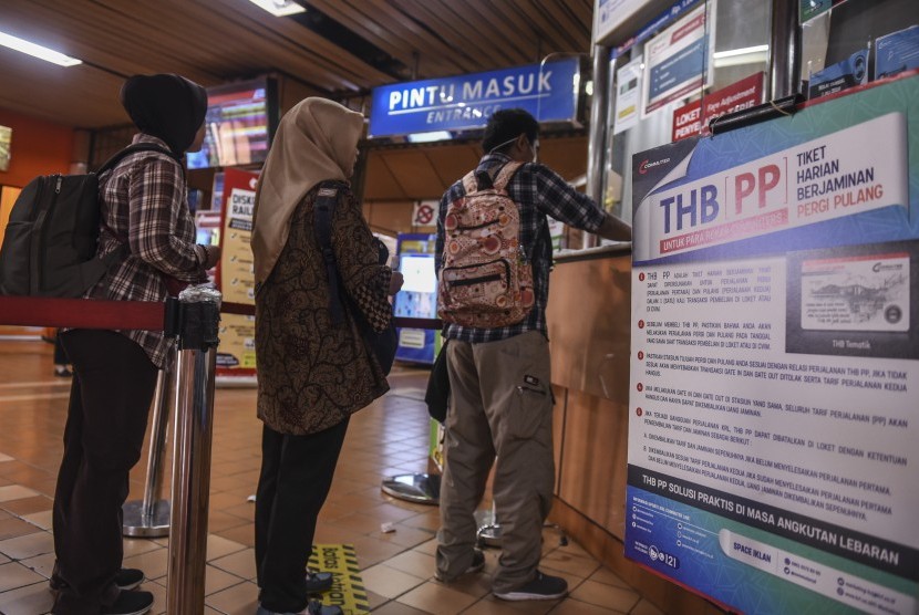 Calon penumpang KRL membeli Tiket Harian Berjamin di Stasiun Cikini , Jakarta, Selasa (9/7/2019). 