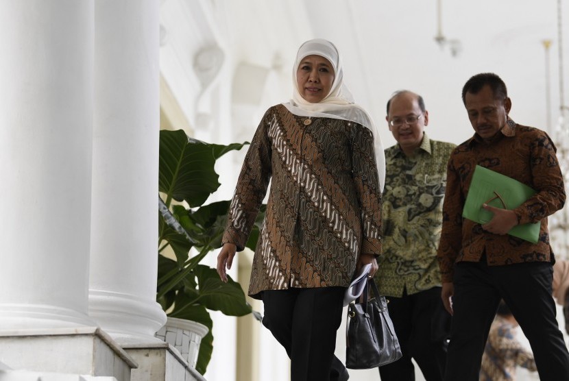 Gubernur Jawa Timur Khofifah Indar Parawansa (kiri) meninggalkan Istana Bogor usai mengikuti rapat terbatas tentang percepatan pembangunan Jawa Timur di Jawa Barat, Selasa (9/7/2019).