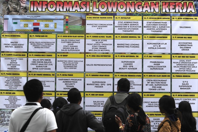 Sejumlah pencari kerja mengamati pengumuman lowongan kerja saat kegiatan bursa kerja di kawasan Lumintang, Denpasar, Bali, Selasa (9/7/2019). 