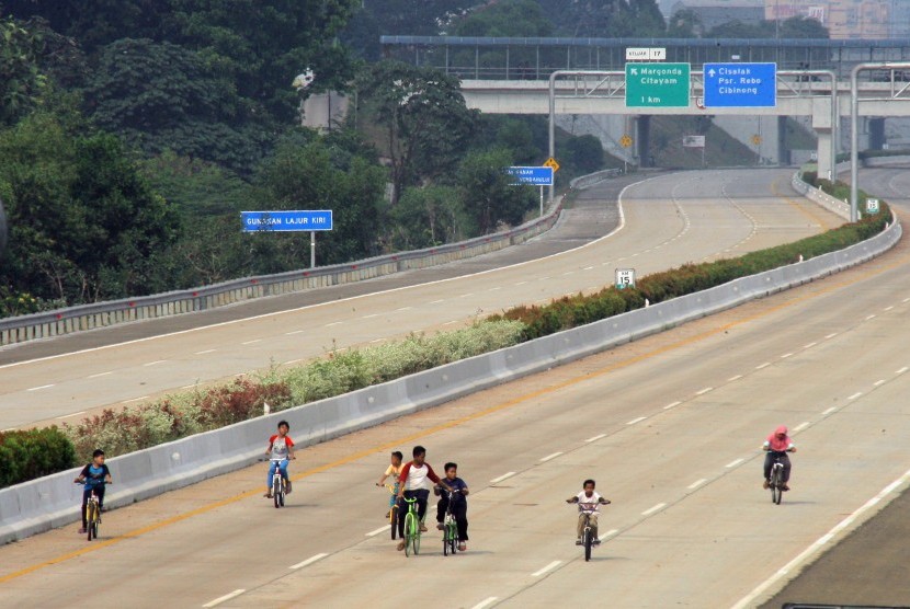 Sejumlah anak bermain sepeda di lokasi proyek Tol Cinere-Jagorawi (Cijago) seksi 2 yang belum beroperasi di Beji, Depok, Jawa Barat, Selasa (9/7/2019). 