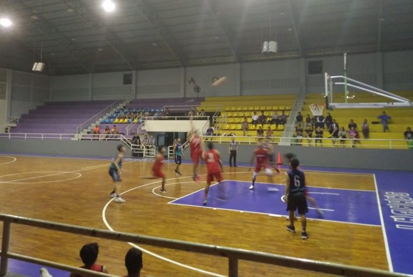 Suasana latihan tim basket putra Indonesia jelang ASEAN Schools Games di Semarang, Selasa (9/7).