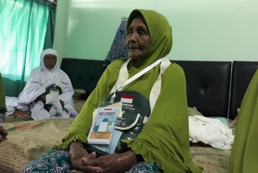 Tiwa Binti Sajarin, Calon Jamaah Haji (CJH) asal Desa Beruh, Kabupaten Pamekasan, Madura, menjadi jamaah tertua asal Jawa Timur yang usianya menyentuh angka 103 tahun