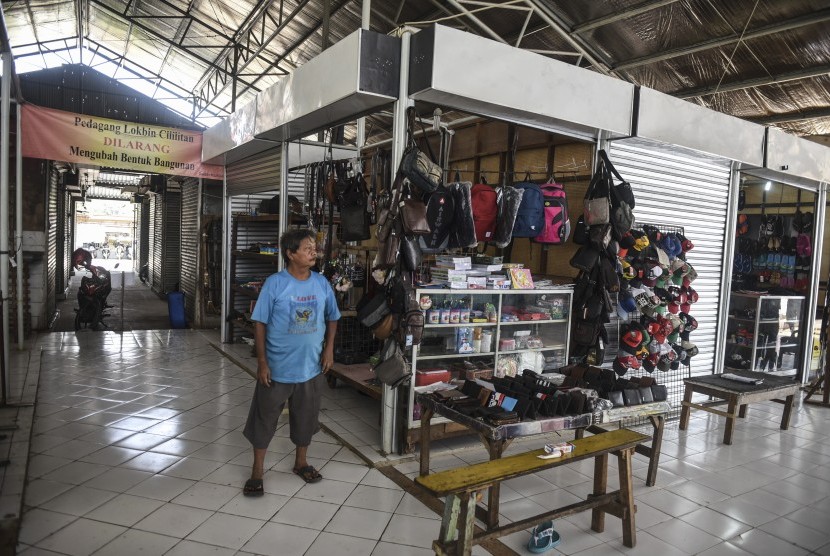 Pedagang menunggu calon pembeli di lokasi binaan (Lokbin) Cililitan, Jakarta, Rabu (10/7/2019). 