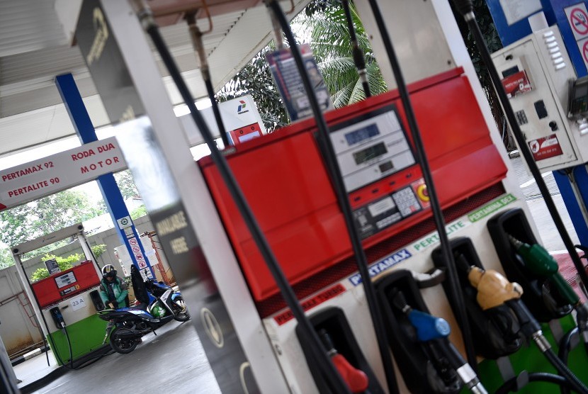 Pengendara motor mengisi BBM kendaraannya di salah satu SPBU Pertamina, Jakarta, Rabu (10/7/2019).