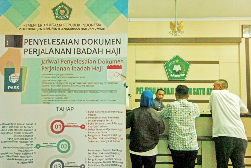 Sejumlah warga melakukan pendaftaran untuk berangkat haji di Kantor Kementerian Agama (Kemenag) Kota Tegal, Jawa Tengah,