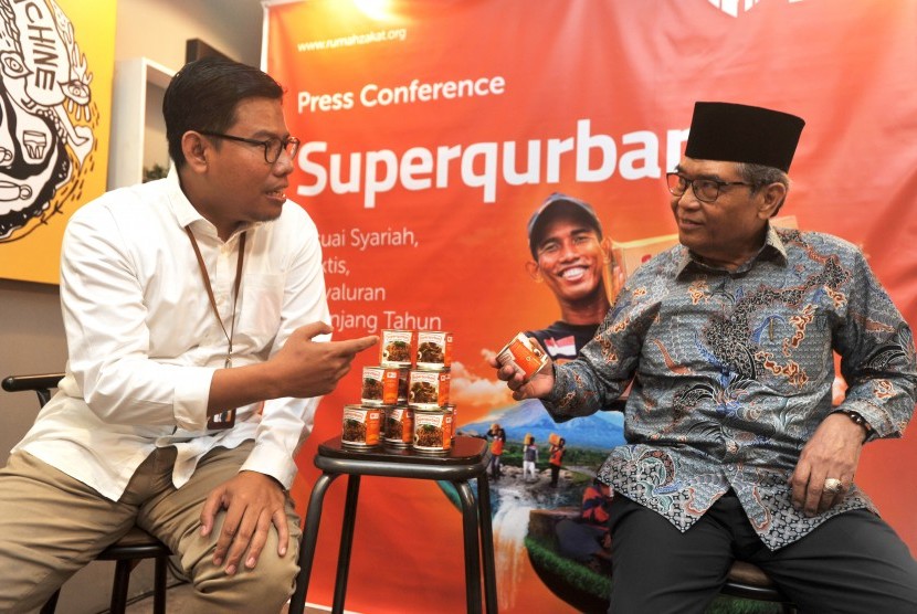 CEO Rumah Zakat Nur Efendi (kiri) berbincang dengan Ketua Komisi Fatwa MUI Hasanuddin AF, saat penyampaian program Superqurban sebagai solusi dalam ketahanan pangan dan pemenuhan gizi masyarakat yang terkena bencana, di Jakarta, Rabu (10/7/2019).