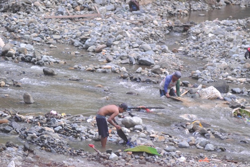 Warga mendulang emas di lokasi bekas tambang emas ilegal (ilustrasi) 