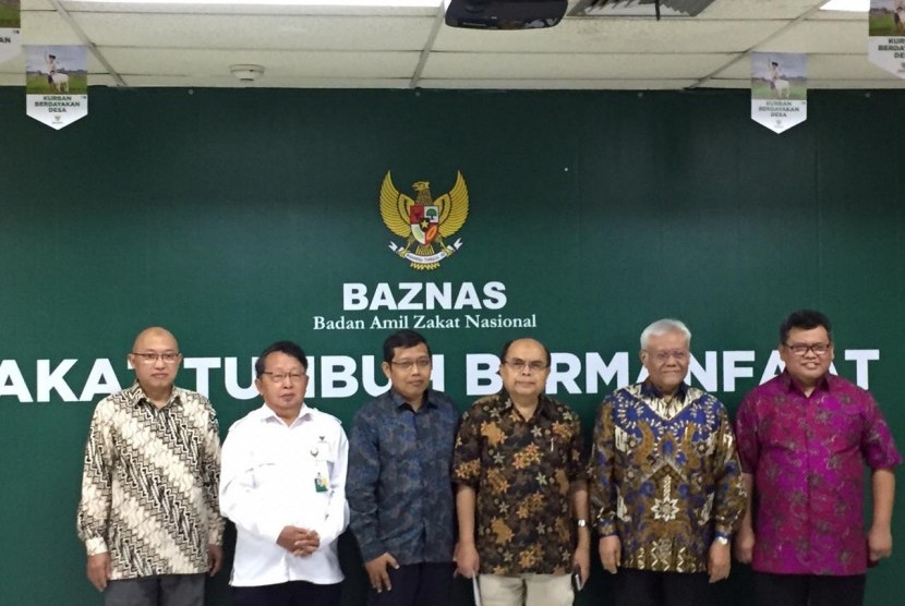 Penyerahan hasil audit Laporan Keuangan Badan Amil Zakat Nasional (Baznas) di Kantor Baznas, Jakarta Pusat, Kamis (11/7). 