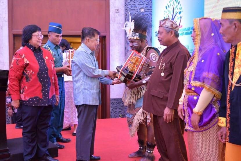 Wakil Presiden Jusuf Kalla saat menyerahkan penghargaan ke 10 penerima Kalpataru 2019 di JCC, Senayan, Jakarta.