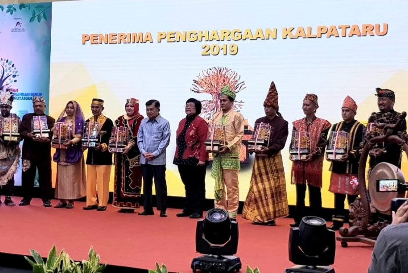 Wakil Presiden Jusuf Kalla saat menyerahkan penghargaan ke 10 penerima Kalpataru 2019 di JCC, Senayan, Jakarta.