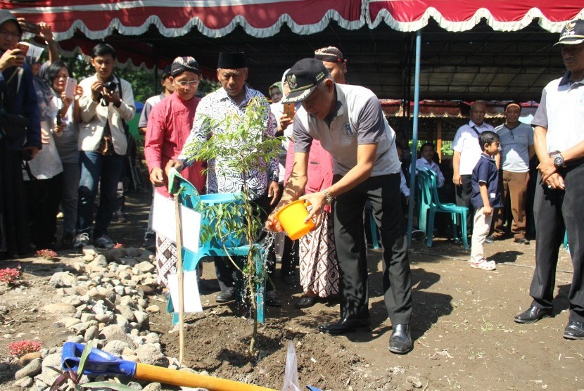 Bupati Sleman, Sri Purnomo, saat menghadiri Puncak Peringatan Hari  Lingkungan Hidup Sedunia di Dusun Dayakan, Desa Sardonoharjo, Kecamatan  Ngaglik, Rabu (10/7).