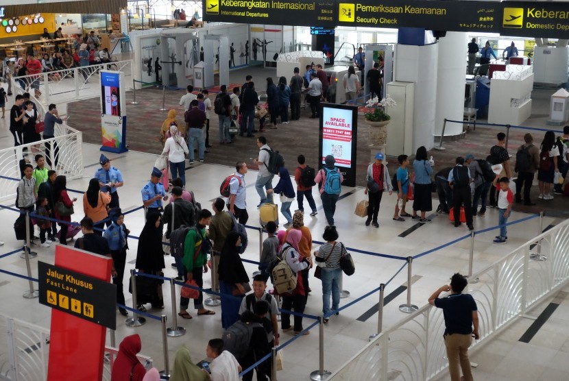 Calon penumpang pesawat berada di area terminal keberangkatan Bandara Internasional Kualanamu, di Deli Serdang, Sumatera Utara, Kamis (11/7). PT Angkasa Pura II (Persero) mengajak mitra strategis yakni GMR Airports Consortium bersama-sama mengelola dan mengembangkan Bandara Internasional Kualanamu 