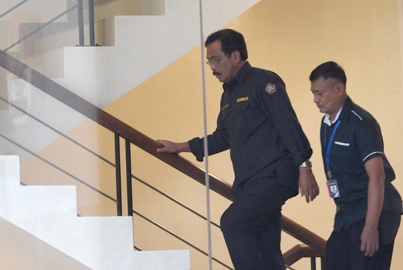 Gubernur Kepulauan Riau Nurdin Basirun (kiri) berjalan menuju ruang pemeriksaan di gedung KPK, Jakarta, Kamis (11/7/2019).
