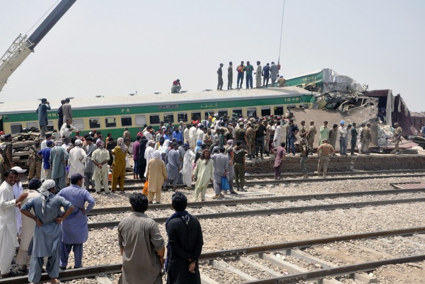 Petugas penyelamat di lokasi kecelakaan kereta api di dekat Sadiqabad, Pakistan, 11 Juli 2019.