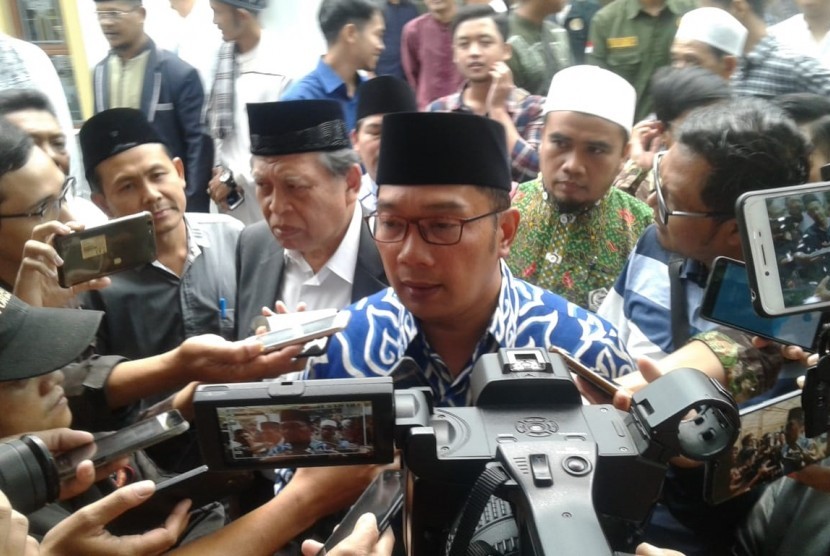 Gubernur Jabar Ridwan Kamil saat diwawancarai wartawan di Universitas Siliwangi, Kota Tasikmalaya, Jumat (12/7). 