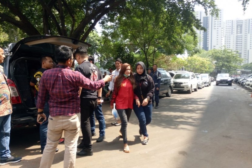 Rey Utami (berkaos merah) ketika dibawa k Polda Metro Jaya bersama Pablo Benua dan Galih Ginanjar beberapa waktu lalu. Pengadilan Negeri Jakarta Selatan menggelar sidang perdana kasus pencemaran nama baik bau ikan asin hari ini.