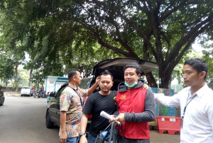 Pablo Benua, Rey Utami, dan Galih Ginanjar, saat akan memasuki rutan Polda Metro Jaya setelah menjalani pemeriksaan dan tes urine di Bidang Kedokteran dan Kesehatan (Bidokkes) Polda Metro Jaya, Jumat (12/7). Ketiganya menjadi tersangka dalam kasus pencemaran nama baik melalui media sosial.