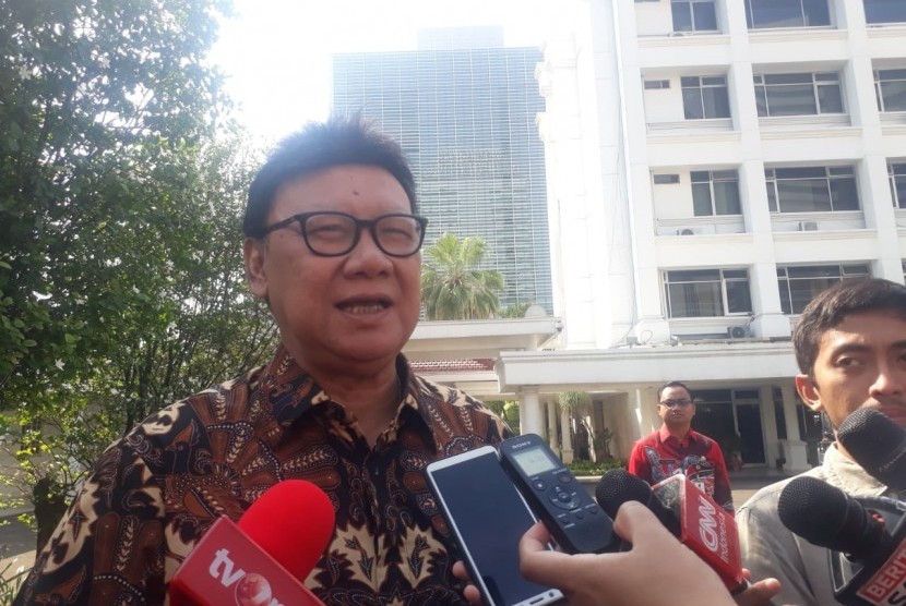 Menteri Dalam Negeri Tjahjo Kumolo saat ditemui wartawan di Istana Wakil Presiden, Jakarta, Jumat (12/7).
