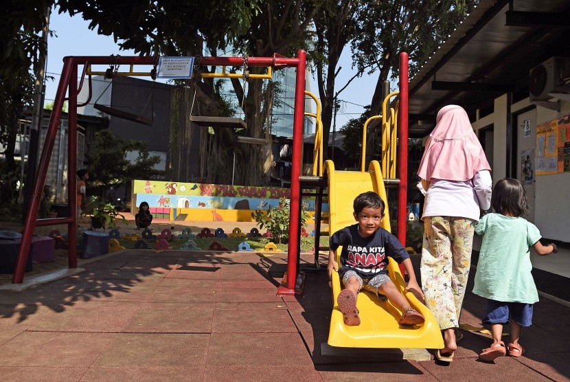 [Ilustrasi] Anak bermain di papan seluncur di Ruang Publik Terbuka Ramah Anak (RPTRA) Taman Keuangan, Jakarta.