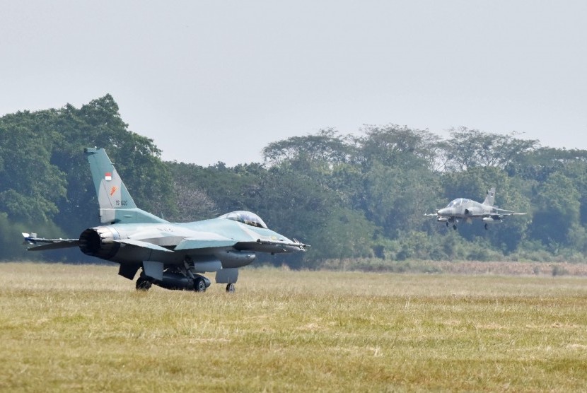 TNI AU Terbangkan Empat Pesawat F-16 ke Natuna. Foto: Pesawat F-16 TNI AU