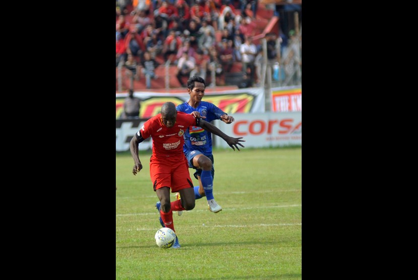 Penyerang Semen Padang FC, Karl Max (kiri) membawa bola.