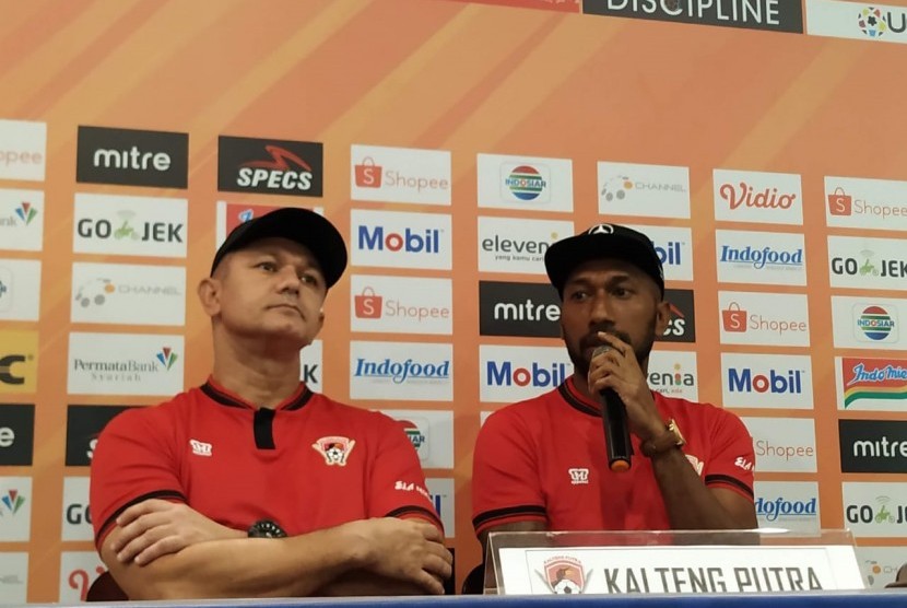 Pelatih Kalteng Putra Gomes de Oliviera (kiri) dan pemain Kalteng Putra Patrich Wanggai (kanan) di Graha Persib, Jalan Sulanjana, Kota Bandung, Senin (15/7). 