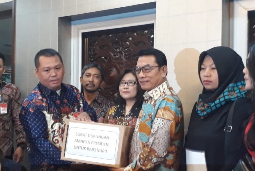 Kepala Kantor Staf Presiden (KSP) Moeldoko menerima pengajuan permohonan amnesti dan surat petisi serta dukungan dari masyarakat untuk Baiq Nuril di Gedung Bina Graha, Komplek Istana Presiden, Jakarta, Senin (15/7).