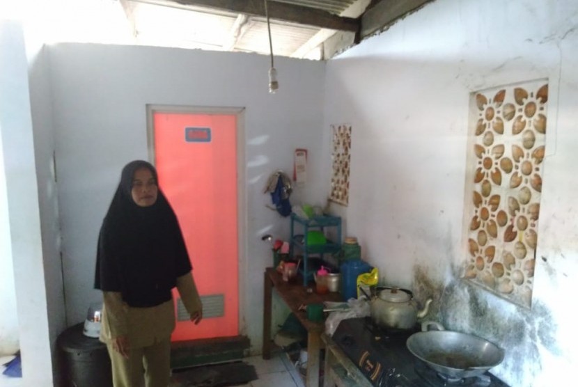 Nining (44) guru honorer di  SD Negeri Karya buana 3, Kecamatan Cigeulis, Kabupaten Pandeglang, terpaksa harus tinggal di toilet sekolah tempatnya mengajar karena kondisi ekonomi yang lemah, Senin (15/7).