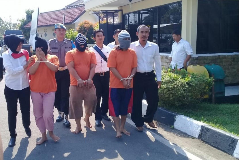 Polres Indramayu menangkap tiga orang pelaku tindak pidana perdagangan orang dengan korbannya sebanyak 19 anak dibawah umur. Pelaku kini mendekam di tahanan Mapolres Indramayu, Senin (15/7).