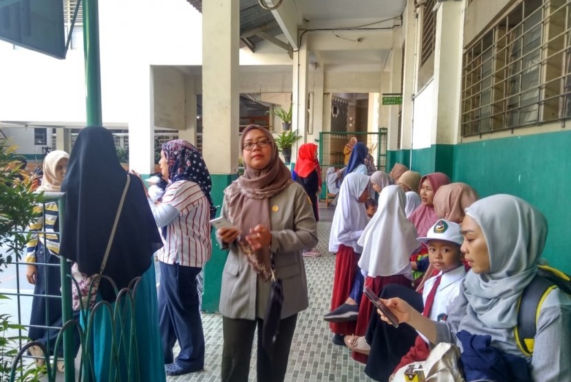 Suasana orang tua mengantar anak pada hari pertama masuk sekolah di SD Pelita Jalan Karang Pola VII, Jati Padang, Pasar Minggu, Jakarta Selatan, Senin (15/7).
