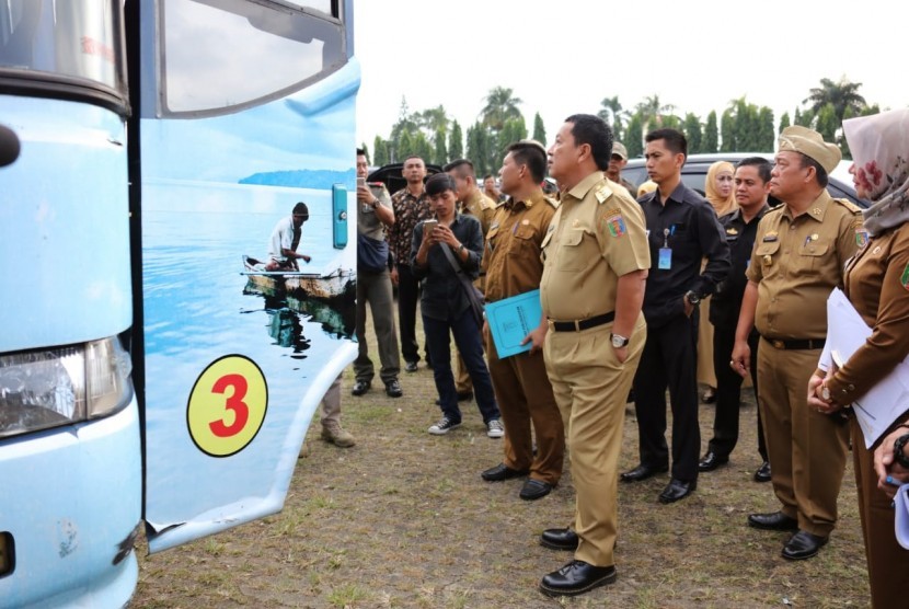 Gubernur Lampung Arinal mengecek kendaraan dinas pejabat dan pegawai di lingkungan Pemprov Lampung, Senin (15/7).