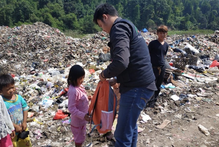 ACT Lampung salurkan bantuan peralatan sekolah dan uang tunai kepada anak pengungsi tsunami Lampung Selatan. 