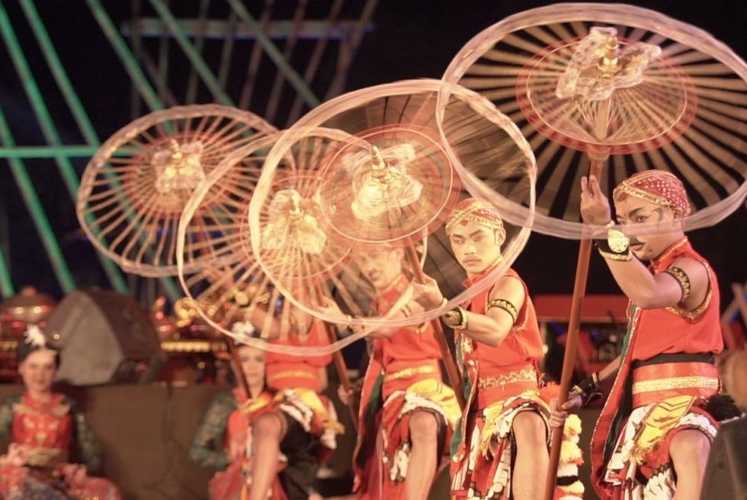 Para penari dari dalam dan luar negeri turut memeriahkan Java International Folklore (Jifolk), Festival Sindoro-Sumbing di Temanggung, Jawa Tengah, Ahad (14/7) malam.